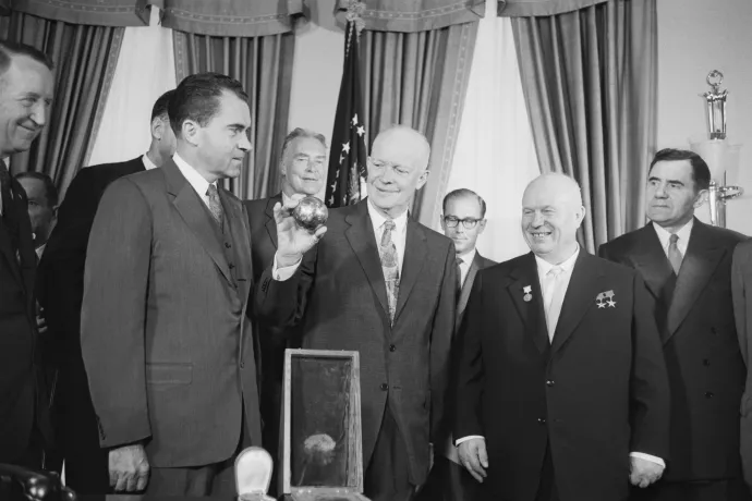Eisenhower elnök kezében tartja Nyikita Hruscsov (j2) ajándékát, a szovjet Lunik rakétával a Holdra juttatott gömb másolatát, 1959. szeptember 15-én. Mellettük Richard Nixon alelnök, Christian A. Herter külügyminiszter és Alexander Akalovsky, az elnök tolmácsa – Fotó: Bettmann / Getty Images