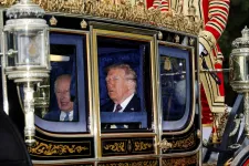 Trump megérkezett III. Károlyhoz, hintóval mentek körbe Windsorban
