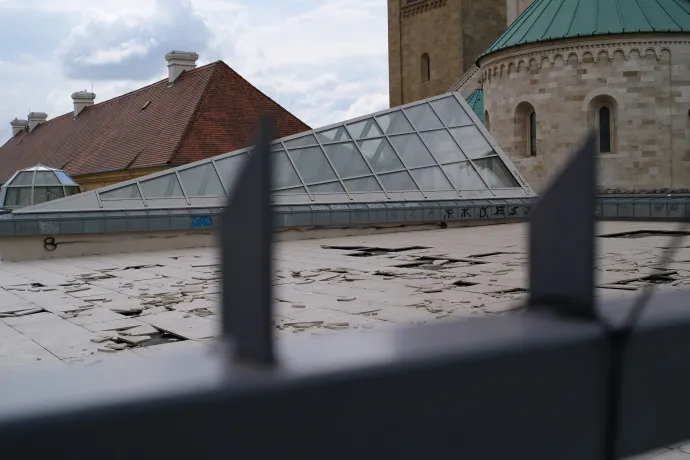 Az egyházmegye egyik legnagyobb gondja, hogy a rendszeresen megrongálják a Dóm Kőtár tetejét – Fotó: Gűth Ervin / Telex