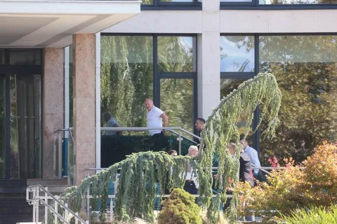 Az utolsó percig titkolták, térfigyelőkkel és valtonosokkal védik a Fidesz frakcióülését