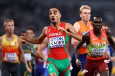 Egy újabb drámai befutó az atlétikai vb-n, az 1500 címvédője másfél kört bicegett