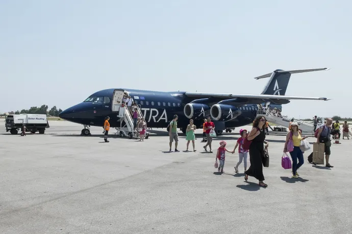 Utasok szállnak egy BAe 146-os gépről a görögországi Számosz szigetén 2014 nyarán – Fotó: Giannis Papanikos / Shutterstock
