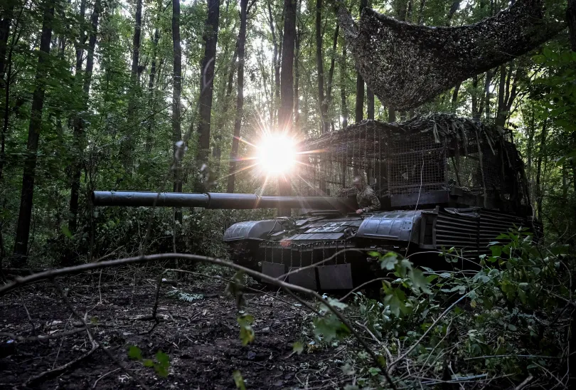 Ketreccel borított ukrán tank Donyeckben 2025. szeptember 3-án és egy M113-as páncélozott jármű drónfogó hálóval 2025. június 6-án – Fotó: Stringer / Reuters és Florent Verones / AFP