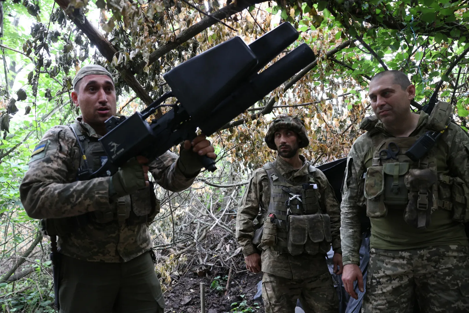 Ukrán katonák drónok ellen bevethető fegyverrel, ami blokkolja az ellenséges drón jeleit – Fotó: Anatolii Stepanov / AFP