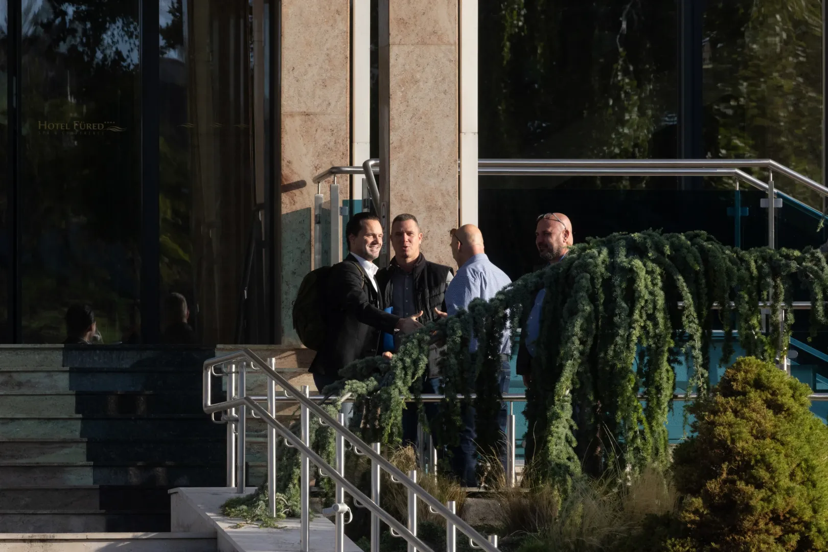Havasi Bertalan, a Miniszterelnöki Kabinetiroda helyettes államtitkára nem sietett be rögtön az ajtón, hanem kezet rázott a biztonságiakkal – Fotó: Hevesi-Szabó Lujza / Telex