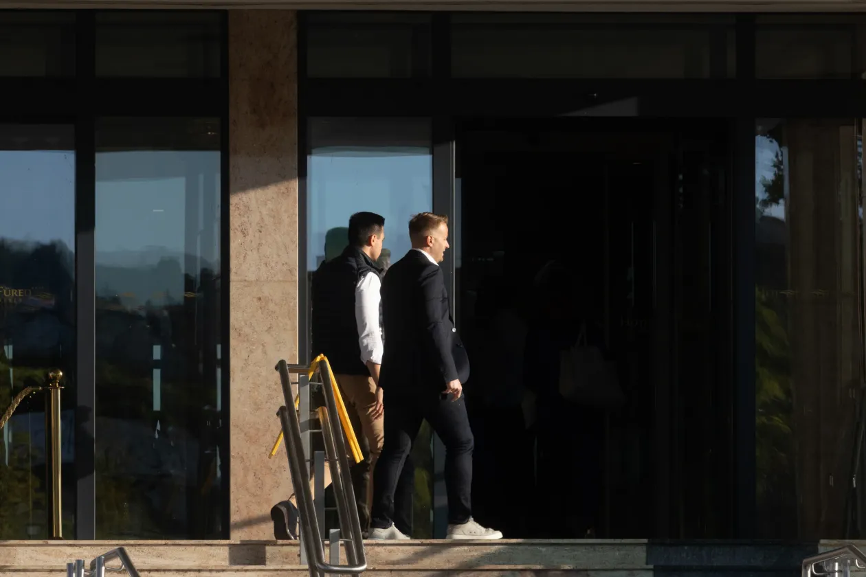 Míg a főbb vendégek jobbról közelíthették meg a hotel bejáratát, az olyan kormánypárti propagandisták, mint Deák Dániel vagy Bohár Dániel a bal oldalra szorultak – Fotó: Hevesi-Szabó Lujza / Telex