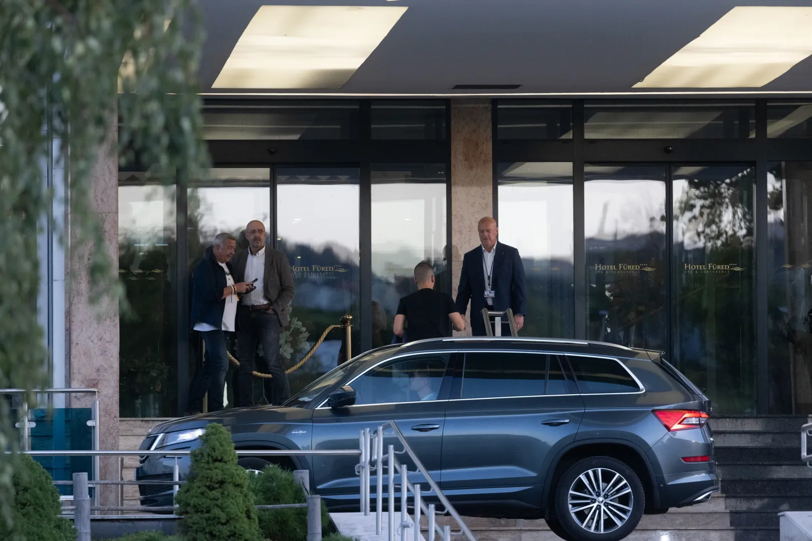Bayer Zsolt publicista és Kovács Zoltán nemzetközi kommunikációs államtitkár még a hotelből is kijöttek, hogy ott álljanak le beszélgetni – Fotó: Hevesi-Szabó Lujza / Telex