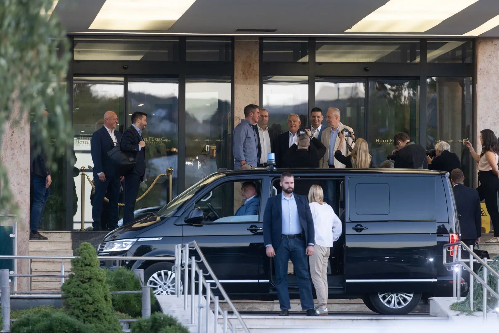 Orbán Viktor beállt egy csapatfotóra a Fidesz frakcióvezetőjével, Kocsis Mátéval és Kontrát Károllyal, a kormánypártok balatonfüredi parlamenti képviselőjével – Fotó: Hevesi-Szabó Lujza / Telex