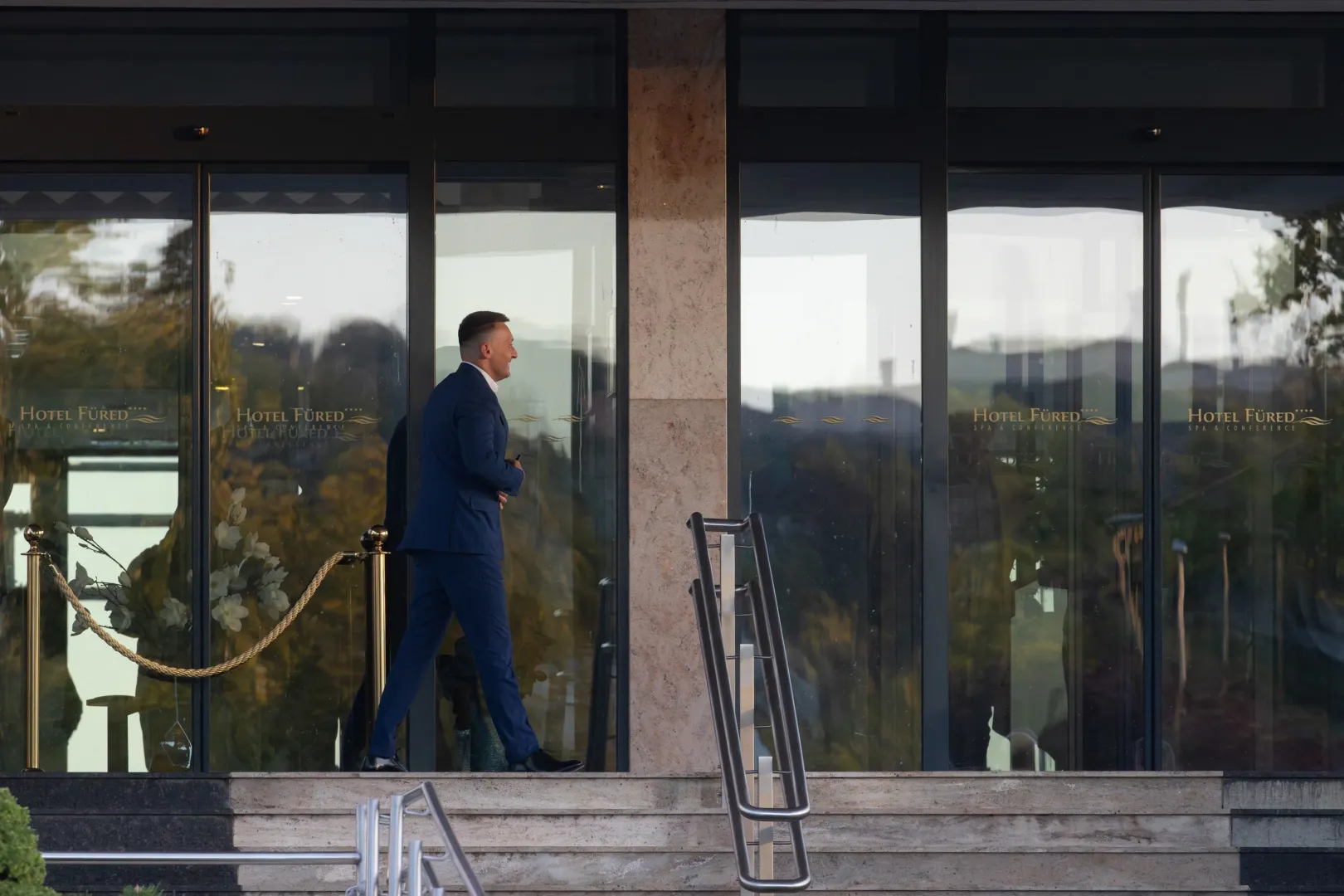 Nem sokkal Orbán Viktor előtt Rogán Antal, a Miniszterelnöki Kabinetirodát vezető miniszter is befutott, nagy mosollyal – Fotó: Hevesi-Szabó Lujza / Telex