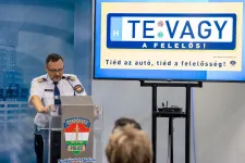 Csütörtöktől a kocsi üzembentartóját bírságolhatják, ha az utasa nincs bekötve