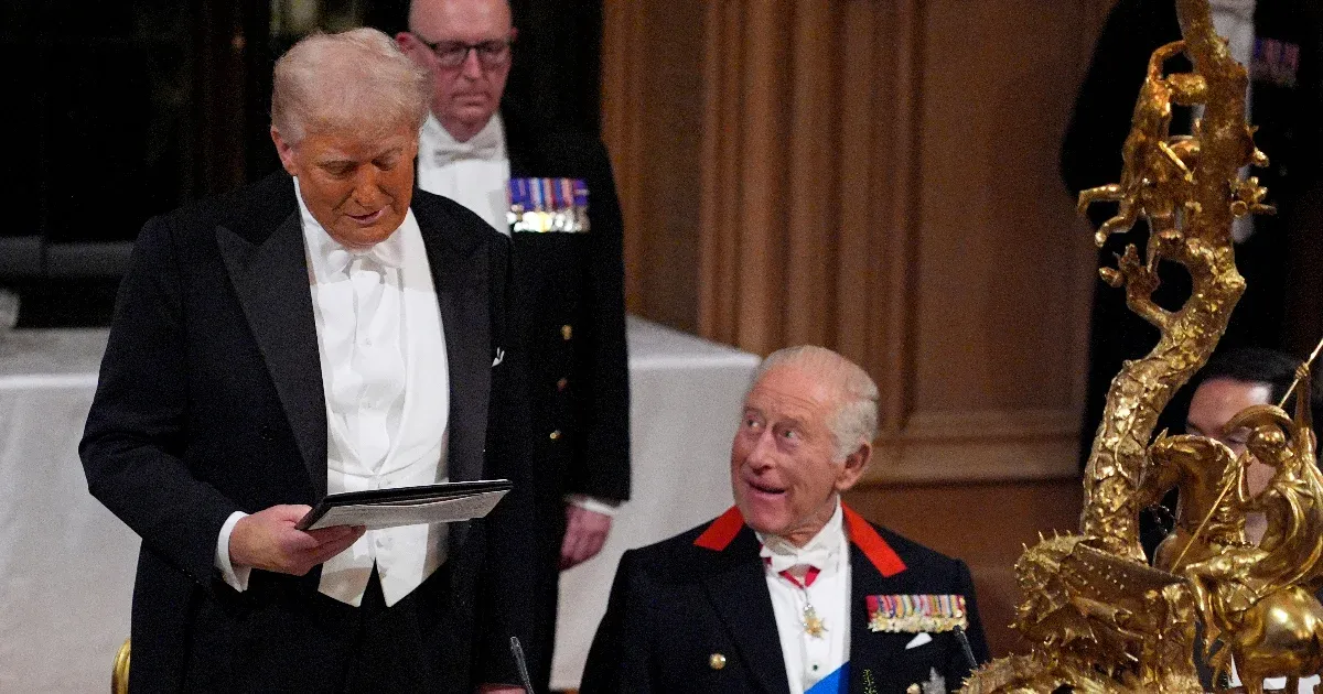 Rövid és meghatott beszédet mondott Donald Trump Károly királynak