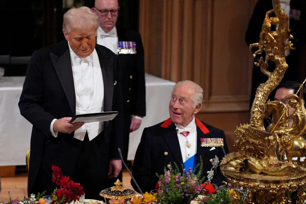 Rövid és meghatott beszédet mondott Donald Trump Károly királynak