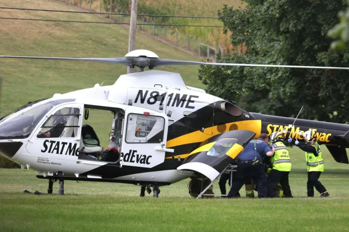 Mentőhelikopter viszi el a sérülteket a helyszínről – Fotó: Harrison Jones