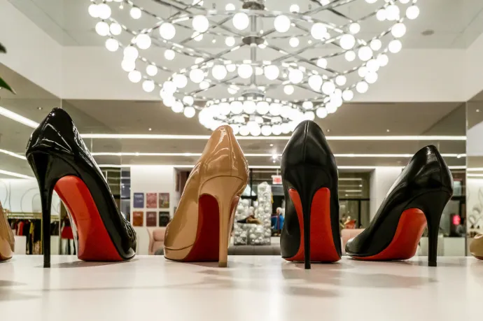 A Louboutin cipők egy szerencsés véletlennek köszönhetik ikonikus piros talpukat