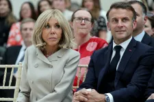 Bizonyítékokat mutat be Macron az amerikai bíróságnak arról, hogy a felesége nő