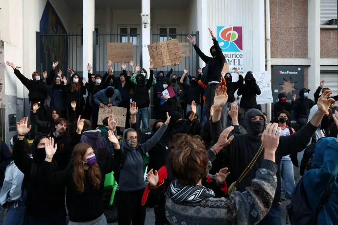 800 ezer ember vonulhat utcára csütörtökön Franciaországban, tiltakozva a kormány várható megszorításai ellen