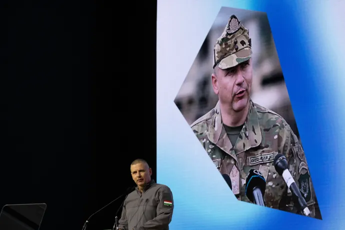 Rendőrök jelentek meg reggel Ruszin-Szendi Romulusz otthonában és lefoglalták a fegyverét