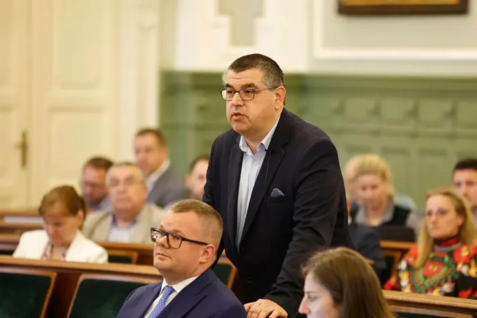 A fideszes többség lesöpörte a „jogászkodást”, szerintük nem összeférhetetlen Fekete Dávid miniszteri biztosi kinevezése azzal, hogy győri képviselő is