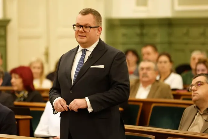 A fideszes többség lesöpörte a „jogászkodást”, szerintük nem összeférhetetlen Fekete Dávid miniszteri biztosi kinevezése azzal, hogy győri képviselő is