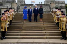Melania lila kalapjától a király ajándékáig, Trumpék windsori vizitjén minden részletnek jelentése volt