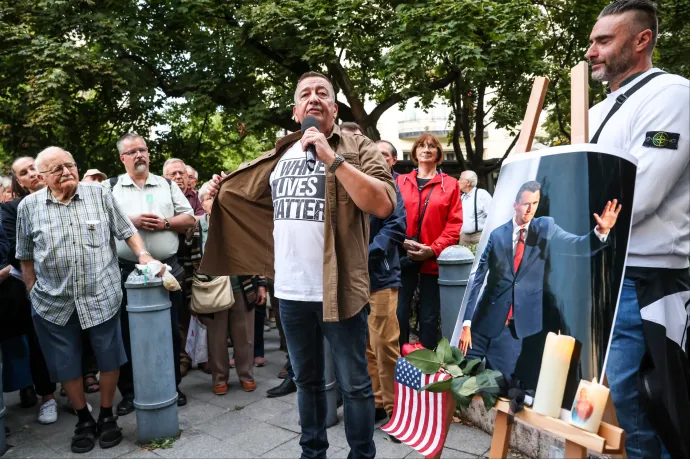 „Mi vagyunk a legüldözöttebbek, a keresztények, konzervatívok” – megemlékezést tartottak Charlie Kirkért