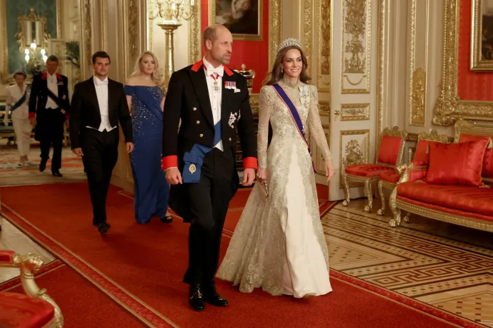 Vilmos herceg és Katalin hercegné érkeznek a bankettre – Fotó: Phil Noble / Pool / Reuters