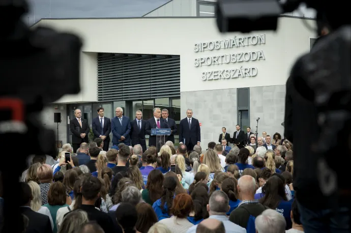 Hadházy: Lehetetlen statisztikai adatot mondott Orbán hétfőn Szekszárdon