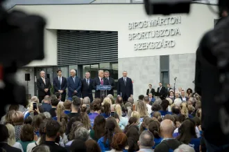 Hadházy: Lehetetlen statisztikai adatot mondott Orbán hétfőn Szekszárdon