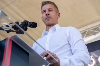 Magyar Péter: Egy normális országban nem elveszik a volt vezérkari főnök fegyverét, hanem megvédik őt