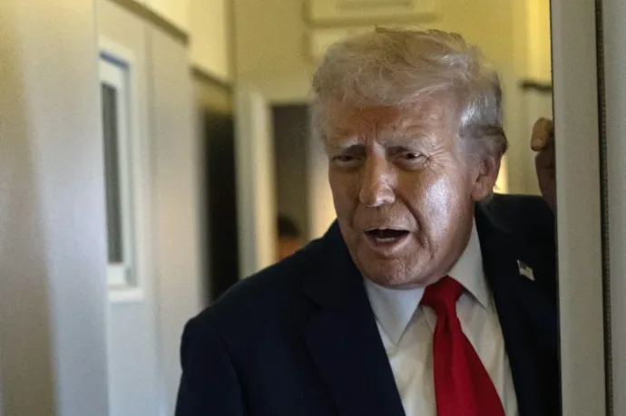 Trump szerint talán el kellene venni a működési engedélyt a vele szemben álló tévécsatornáktól