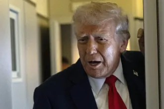 Trump szerint talán el kellene venni a működési engedélyt a vele szemben álló tévécsatornáktól