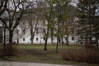 Tiborcz cégének pénzén újítják fel a bicskei gyerekotthon zuhanyzóját