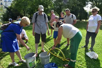 Jó ötlet bevonni a civileket a szomjazó fák locsolásába