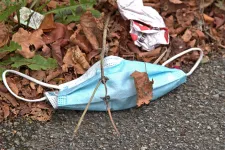 A járvány csúcsán az embereket védték, ma már környezeti kockázatot jelentenek a maszkok