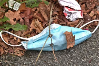 A járvány csúcsán az embereket védték, ma már környezeti kockázatot jelentenek a maszkok