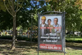 A megafonos Apáti Bence cége Tisza-adós plakátolásba kezdett
