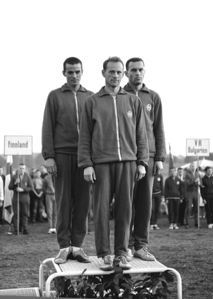 Balczó András, Török Ferenc és Móna István, a világbajnok magyar öttusa csapat tagjai a dobogó legfelső fokán a XIII. Öttusa Világbajnokságon Lipcsében, 1965-ben – Fotó: Petrovits László / MTI