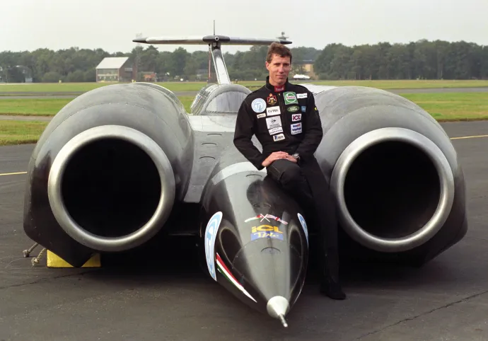 Andy Green pilóta a ThrustSSC autó karosszériáján ül, mielőtt tesztkörre indulna a Hampshire megyei Farnborough-ban – Fotó: Neil Munns – Pa Images / PA Images