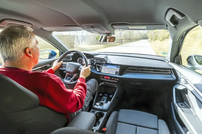 Ma már ritka, hogy az Audi A3-éhoz hasonlóan kerek a kormánykerék. A sebességfokozat kiválasztására szolgáló csúszkát meg kell szokni, a külső tükrök gyorsan koszolódnak (fent), bőséges hely a szélességben, és számunkra a legkényelmesebb hátsó ülés, illetve tökéletes a fejtér (középen 1.) az alacsonyan elhelyezett Drive select gomb az ötféle vezetési mód almenüjéhez vezet (középen 2.), az A3 ugyanúgy a Volkswagen MQB Evo platformra épül, mint a Golf (lent) – Fotó: Arturo Rivas