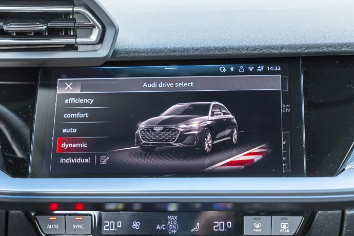 Ma már ritka, hogy az Audi A3-éhoz hasonlóan kerek a kormánykerék. A sebességfokozat kiválasztására szolgáló csúszkát meg kell szokni, a külső tükrök gyorsan koszolódnak (fent), bőséges hely a szélességben, és számunkra a legkényelmesebb hátsó ülés, illetve tökéletes a fejtér (középen 1.) az alacsonyan elhelyezett Drive select gomb az ötféle vezetési mód almenüjéhez vezet (középen 2.), az A3 ugyanúgy a Volkswagen MQB Evo platformra épül, mint a Golf (lent) – Fotó: Arturo Rivas