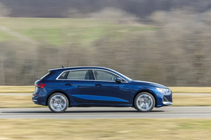 Ma már ritka, hogy az Audi A3-éhoz hasonlóan kerek a kormánykerék. A sebességfokozat kiválasztására szolgáló csúszkát meg kell szokni, a külső tükrök gyorsan koszolódnak (fent), bőséges hely a szélességben, és számunkra a legkényelmesebb hátsó ülés, illetve tökéletes a fejtér (középen 1.) az alacsonyan elhelyezett Drive select gomb az ötféle vezetési mód almenüjéhez vezet (középen 2.), az A3 ugyanúgy a Volkswagen MQB Evo platformra épül, mint a Golf (lent) – Fotó: Arturo Rivas