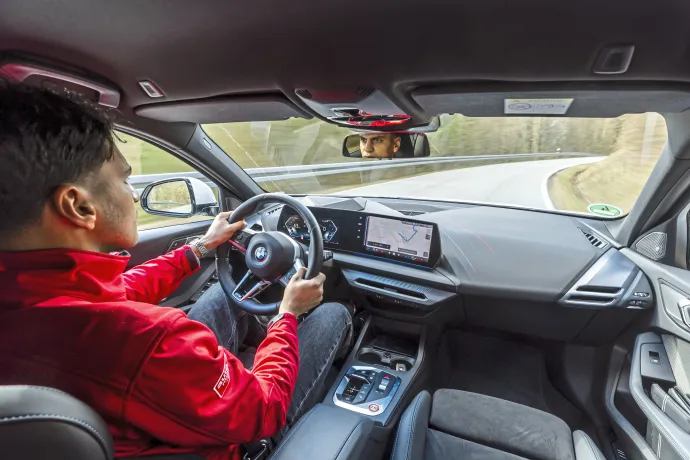 A megvilágított dekoráció és a kontrasztos varrás az 1-es BMW-ben alapfelszereltség. A márka rajongói könnyeket fognak hullatni az új kormánygombok láttán (fent), a négydugattyús sportfékrendszer a legjobb teljesítményt nyújtja ebben az összevetésben (középen 1.), sokaknak nem jön be a bumerángformájú kijelzőkép (középen 2.), az 1-es menetteljesítményei igazolják a lágyhibrid segédhajtás létjogosultságát (lent) – Fotó: Arturo Rivas