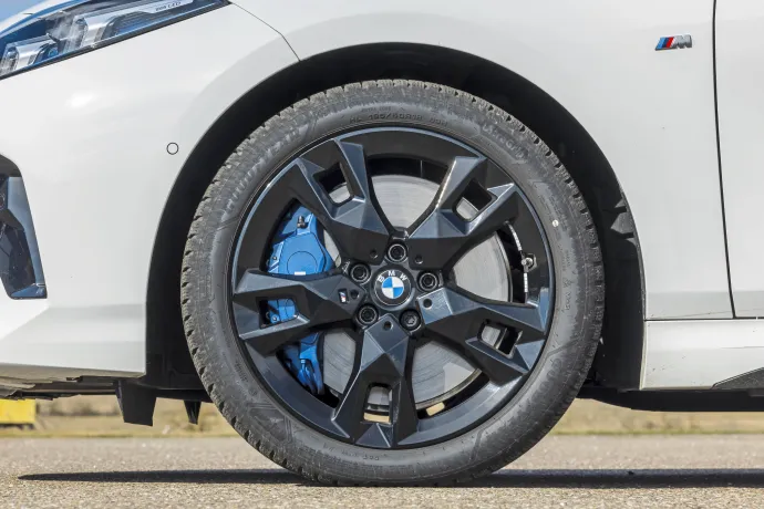 A megvilágított dekoráció és a kontrasztos varrás az 1-es BMW-ben alapfelszereltség. A márka rajongói könnyeket fognak hullatni az új kormánygombok láttán (fent), a négydugattyús sportfékrendszer a legjobb teljesítményt nyújtja ebben az összevetésben (középen 1.), sokaknak nem jön be a bumerángformájú kijelzőkép (középen 2.), az 1-es menetteljesítményei igazolják a lágyhibrid segédhajtás létjogosultságát (lent) – Fotó: Arturo Rivas