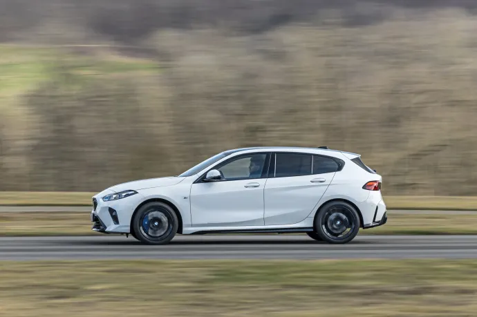 A megvilágított dekoráció és a kontrasztos varrás az 1-es BMW-ben alapfelszereltség. A márka rajongói könnyeket fognak hullatni az új kormánygombok láttán (fent), a négydugattyús sportfékrendszer a legjobb teljesítményt nyújtja ebben az összevetésben (középen 1.), sokaknak nem jön be a bumerángformájú kijelzőkép (középen 2.), az 1-es menetteljesítményei igazolják a lágyhibrid segédhajtás létjogosultságát (lent) – Fotó: Arturo Rivas