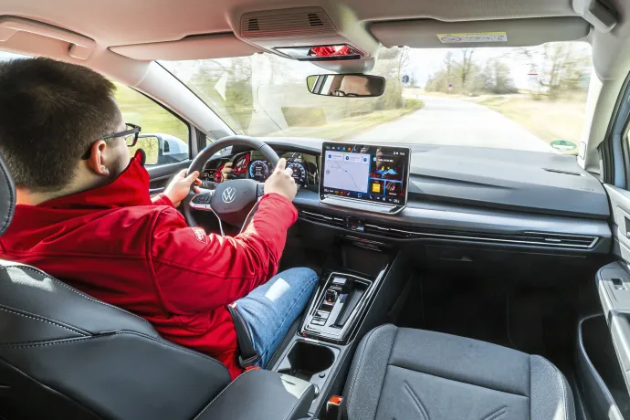 A kritika hatására visszatértek a fizikai gombok a Golf kormányára, Volkswagen Golf (fent), a feláras ergoActive vezetőülés a legkényelmesebb a három autó összevetésében (középen 1.), a központi kijelző szerepe továbbra is túl fontos, innen állíthatjuk a szellőztetést is, az alatta lévő csúszkákkal és érintőgombokkal (középen 2.), a Golf összességében továbbra is kiegyensúlyozott szereplő a kompaktautók kategóriájában (lent) – Fotó: Arturo Rivas