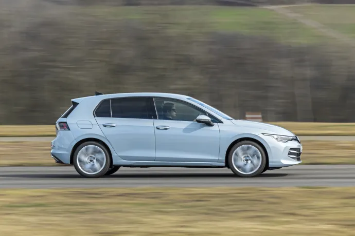 A kritika hatására visszatértek a fizikai gombok a Golf kormányára, Volkswagen Golf (fent), a feláras ergoActive vezetőülés a legkényelmesebb a három autó összevetésében (középen 1.), a központi kijelző szerepe továbbra is túl fontos, innen állíthatjuk a szellőztetést is, az alatta lévő csúszkákkal és érintőgombokkal (középen 2.), a Golf összességében továbbra is kiegyensúlyozott szereplő a kompaktautók kategóriájában (lent) – Fotó: Arturo Rivas