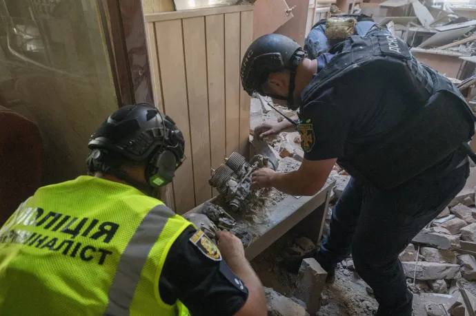Ukrán bombaszakértők vizsgálják egy orosz harci drón motorját egy orosz dróntámadás helyén Harkivban 2025. szeptember 16-án – Fotó: Serhii Masin / Anadolu / AFP