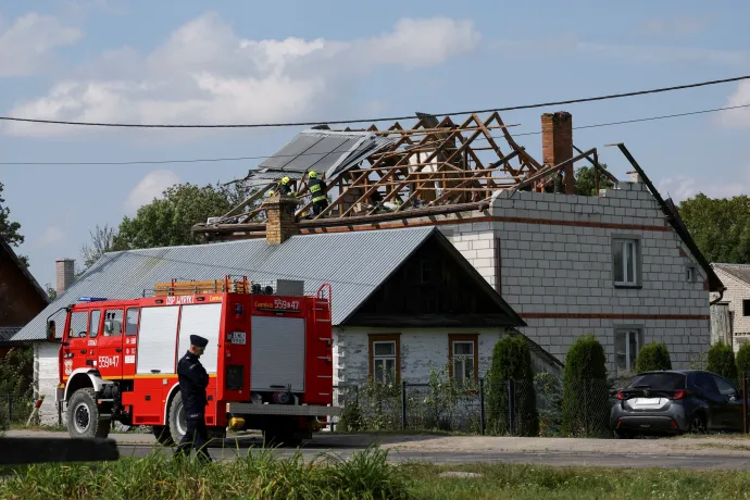 Tűzoltók dolgoznak a ház tetején, ami egy lengyel lap szerint nem orosz dróntól, hanem egy lengyel rakétától sérült meg – Fotó: Kacper Pempel / Reuters