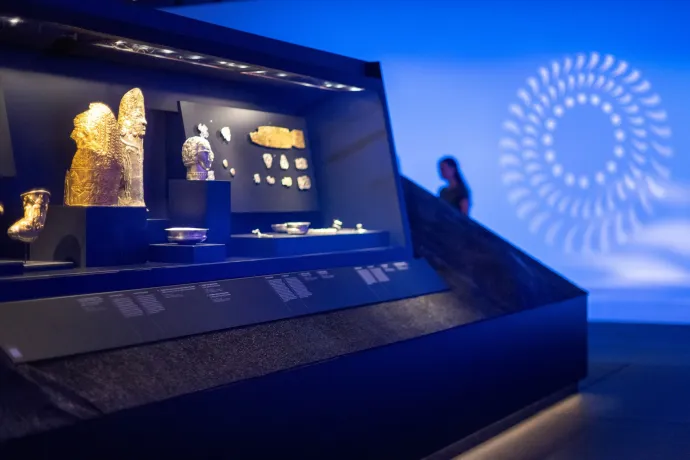 Az egyik tárló a dák kincsek egy részével és ez egyik ellopott aranykarkötő a Drents Múzeum kiállításán lefényképezve – Fotó: Drents Múzeum / Facebook