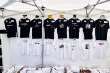 5500-ért DPK-s pólót, 15 ezerért pulcsit is lehet venni